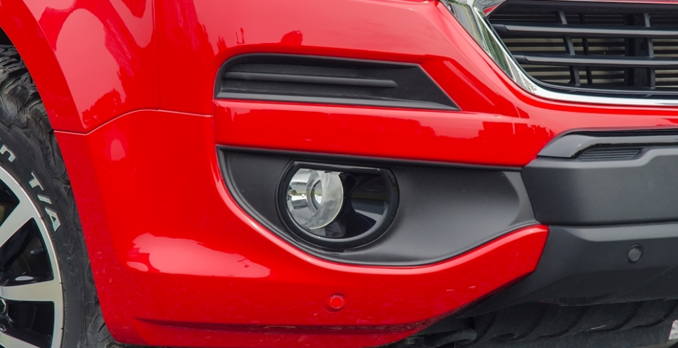 Đánh giá xe Chevrolet Colorado 2017: Hốc đèn sương mù tối màu thể thao a1