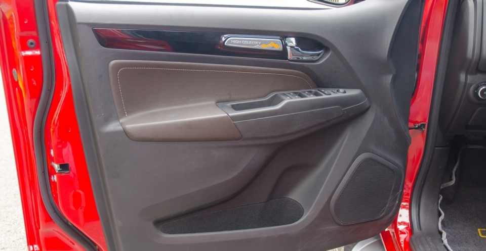 Đánh giá xe Chevrolet Colorado 2017: Thiết kế cửa xe chắc chắn 1