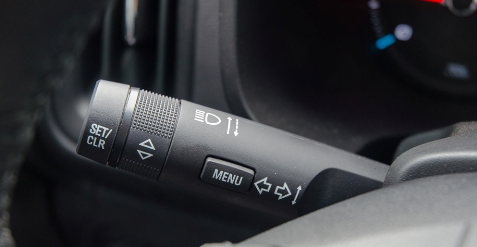 Đánh giá xe Chevrolet Colorado 2017: Cần gạt phía sau 1