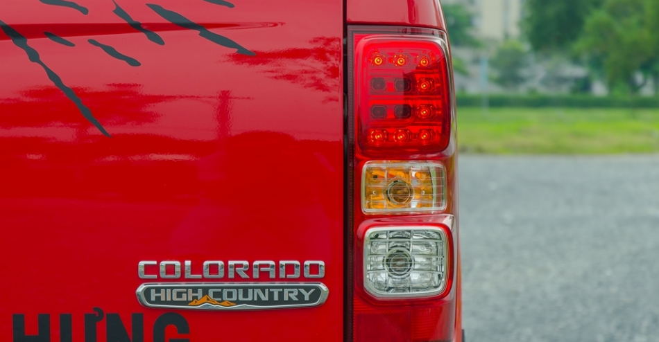 Đánh giá xe Chevrolet Colorado 2017: Cặp đèn hậu LED 3 tầng vuông vức ôm trọn lấy thân xe 1