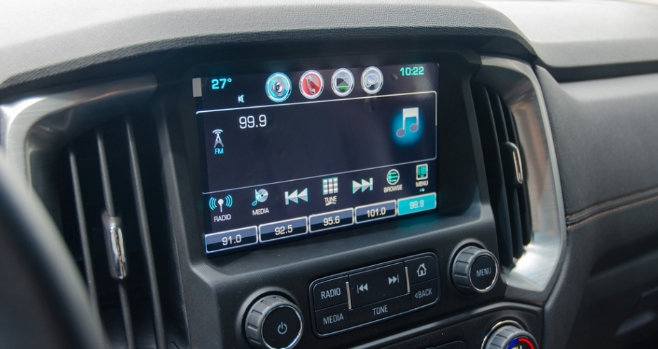 Đánh giá xe Chevrolet Colorado 2017: Màn hình giải trí 7 inch 1