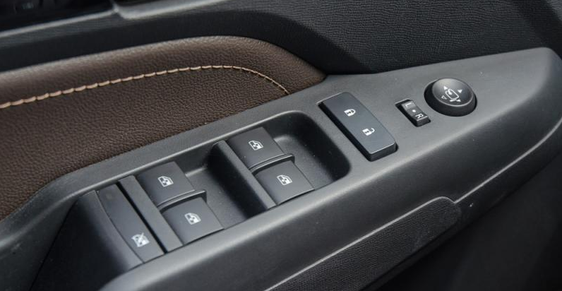Đánh giá xe Chevrolet Colorado 2017: Nút điều khiển tích hợp trên cửa xe 1