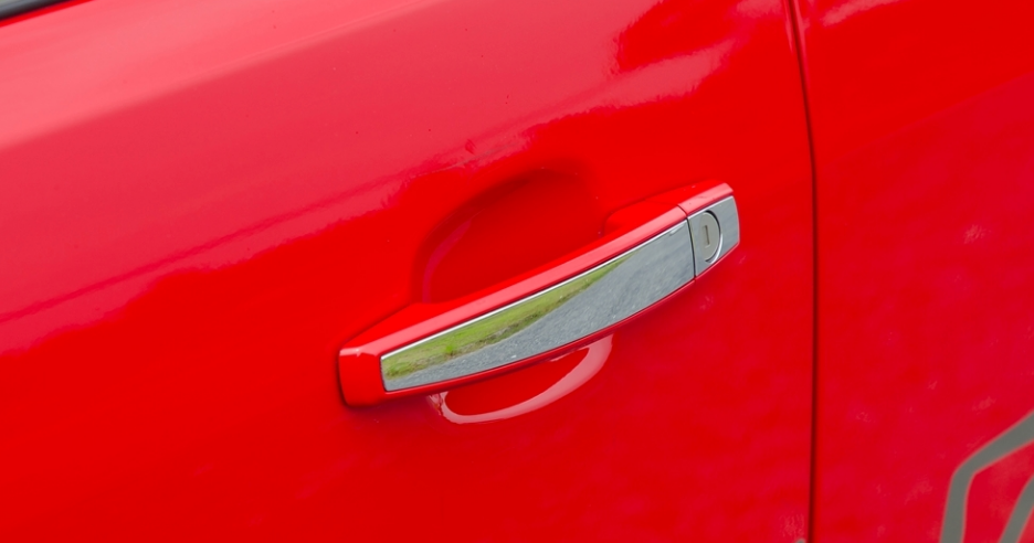 Đánh giá xe Chevrolet Colorado 2017: Tay nắm cửa mạ crom 1