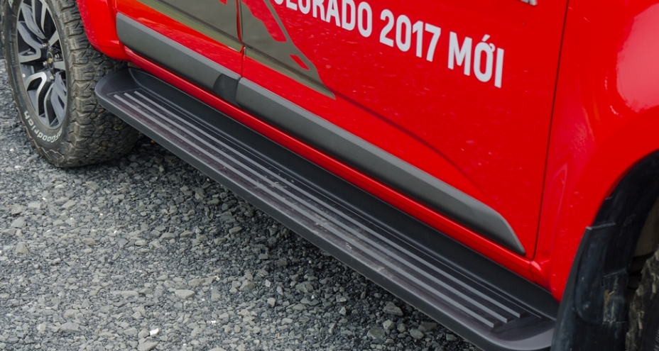 Đánh giá xe Chevrolet Colorado 2017: Bậc lên xuống tối màu a1