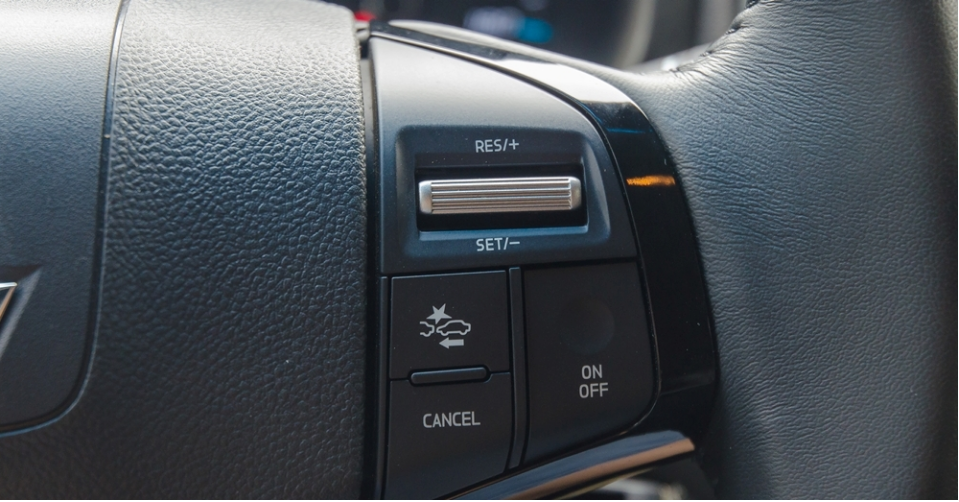 Đánh giá xe Chevrolet Colorado 2017: Vô-lăng với các nút bấm chức năng quen thuộc a2