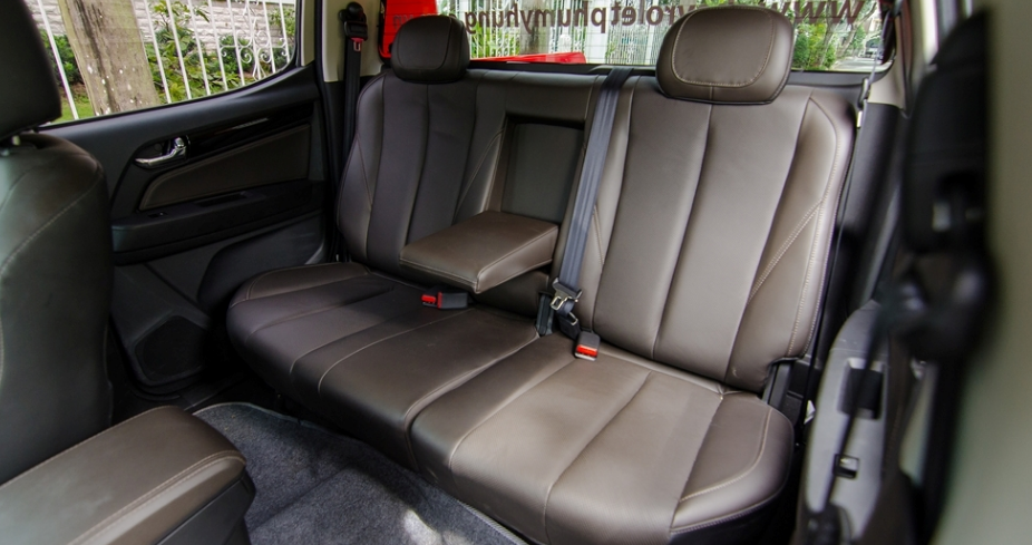 Đánh giá xe Chevrolet Colorado 2017: Thiết kế hàng ghế sau 1
