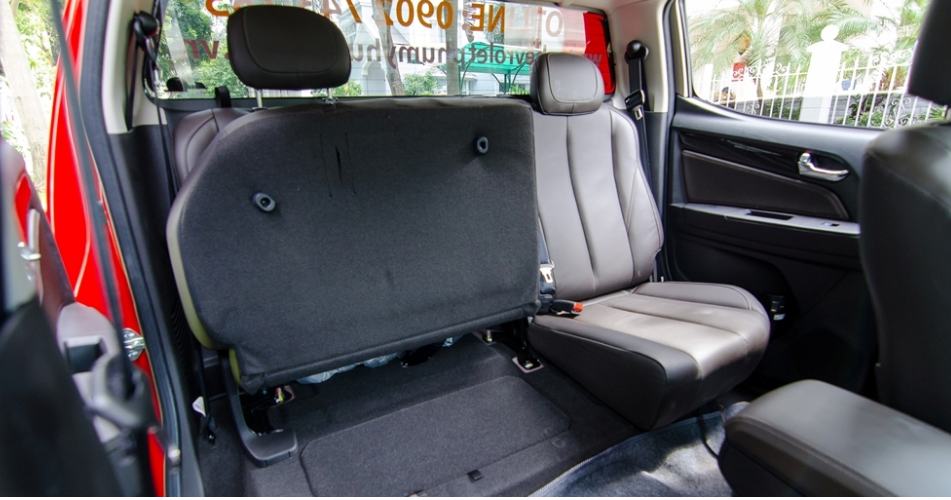 Đánh giá xe Chevrolet Colorado 2017: Hàng ghế sau có thể gập lại a2