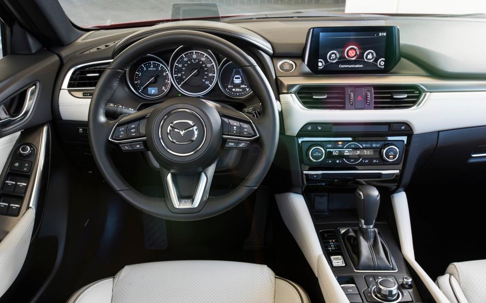 Đánh giá xe Mazda 6 2017: Xe có vô lăng 3 chấu thể thao với viền mạ crom 1