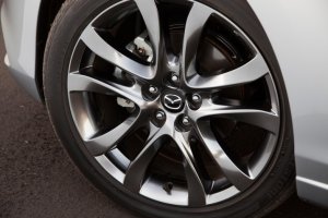 Đánh giá xe Mazda 6 2017: Xe có la zăng 5 chấu kép cỡ từ 17 đến 18 inch 1