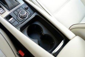 Đánh giá xe Mazda 6 2017: Có khay để ly rất thoáng và gọn gàng 2
