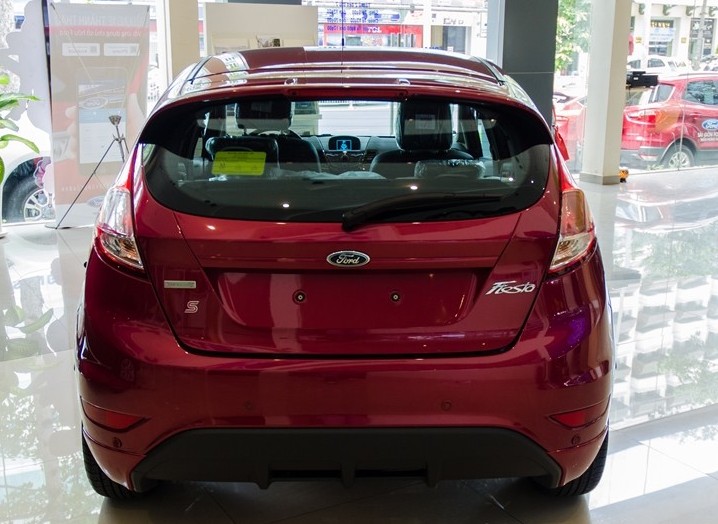 Thiết kế đuôi xe Ford Fiesta 2016 không có sự thay đổi đáng kể so với người tiền nhiệm 1