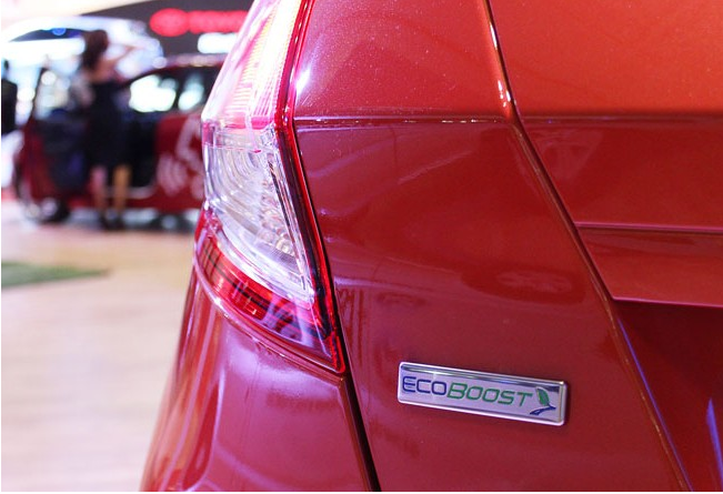Đánh giá xe Ford Fiesta 2016: Phía bên trái là logo động cơ “xanh” Ecoboost 1