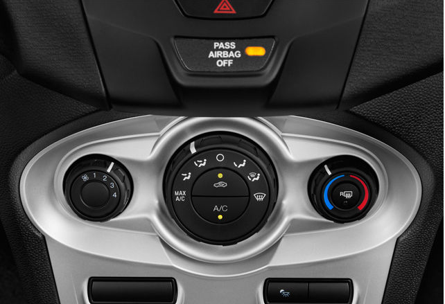 Đánh giá xe Ford Fiesta 2016: Thiết kế hệ thống điều hòa 1