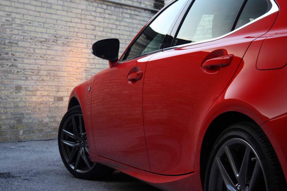 Đánh giá xe Lexus IS 2016: Thân xe khá mảnh mai với đường gân dập nổi chạy về phía sau Đánh giá xe Lexus IS 2016 về thiết kế thân xe a2