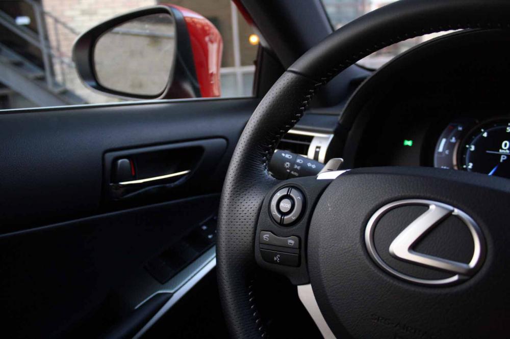 Đánh giá xe Lexus IS 2016: Vô-lăng thiết kế thể thao tích hợp các nút điều khiển chức nắng 2 Đánh giá xe Lexus IS 2016: Vô-lăng thiết kế thể thao tích hợp các nút điều khiển chức nắng A2