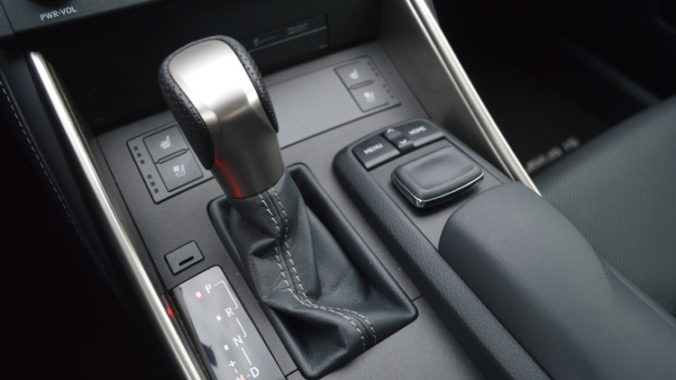 Đánh giá xe Lexus IS 2016 về bảng điều khiển trung tâm 3 Đánh giá xe Lexus IS 2016 về bảng điều khiển trung tâm a3