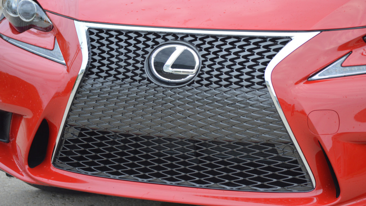 Đánh giá xe Lexus IS 2016: Lưới tản nhiệt đặc trưng nhà Lexus Đánh giá xe Lexus IS 2016 về thiết kế đầu xe A2
