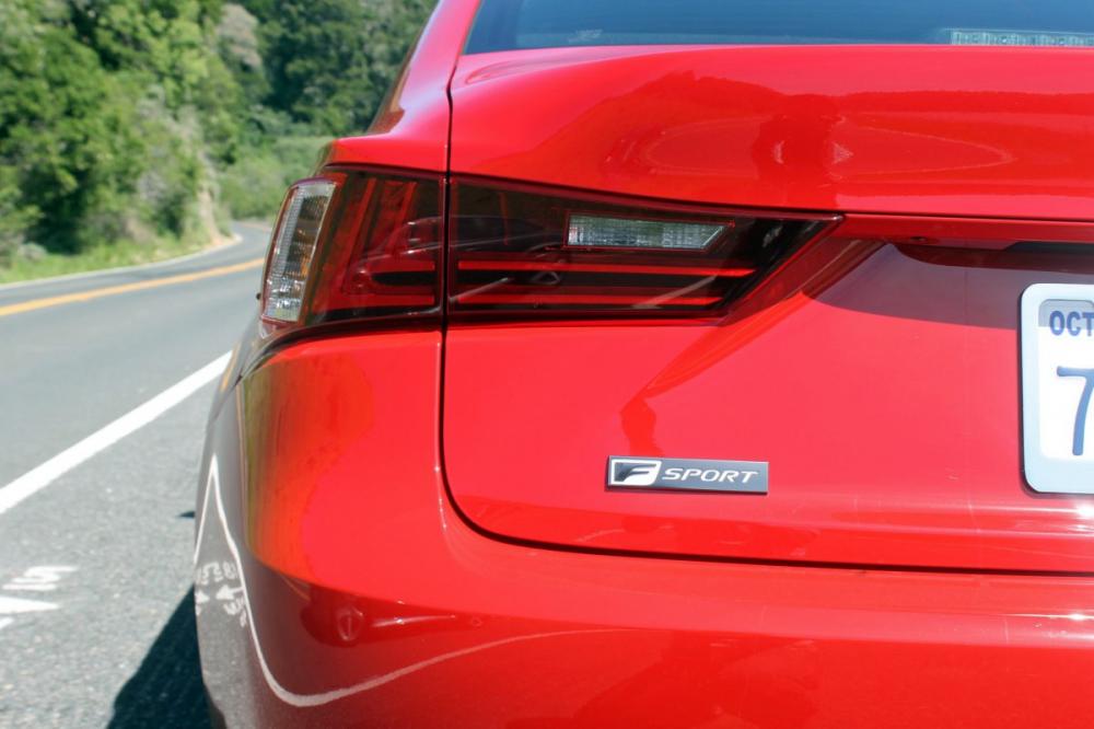 Đánh giá xe Lexus IS 2016: Đuôi xe nổi bật với cụm đèn hậu LED thiết kế độc đáo 2 Đánh giá xe Lexus IS 2016: Đuôi xe nổi bật với cụm đèn hậu LED thiết kế độc đáo A2