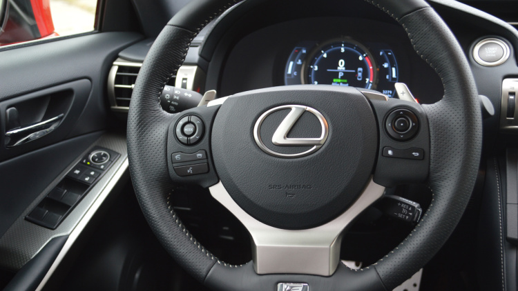 Đánh giá xe Lexus IS 2016: Vô-lăng thiết kế thể thao tích hợp các nút điều khiển chức nắng 1 Đánh giá xe Lexus IS 2016: Vô-lăng thiết kế thể thao tích hợp các nút điều khiển chức nắng a1