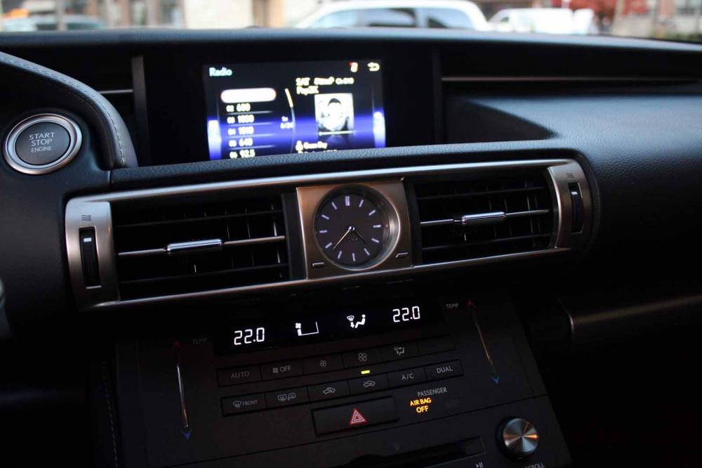 Đánh giá xe Lexus IS 2016: Màn hình màu 8 inch Đánh giá xe Lexus IS 2016 về hệ thống thông tin giải trí a2