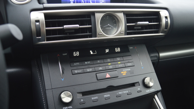 Đánh giá xe Lexus IS 2016 về bảng điều khiển trung tâm 2 Đánh giá xe Lexus IS 2016 về bảng điều khiển trung tâm a2