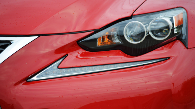 Đánh giá xe Lexus IS 2016: Đèn pha LED sắc nét Đánh giá xe Lexus IS 2016 về thiết kế đầu xe