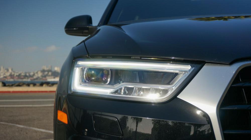 Đánh giá xe Audi Q3 2016: Đèn pha Đánh giá xe Audi Q3 2016: Đèn pha.