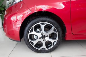 Đánh giá xe Kia Morning Si 2016: Mâm hợp kim 15 inch.