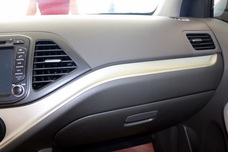 Đánh giá xe Kia Morning Si 2016: Bảng táp lô.