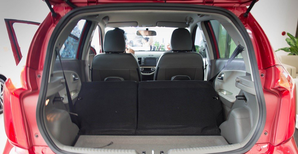 Đánh giá Kia Morning Si 2016: Cốp xe tăng diện tích bề mặt khi gập hàng ghế sau.