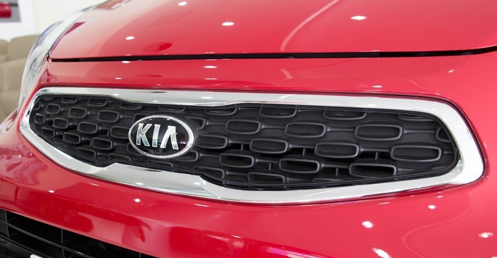 Đánh giá xe Kia Morning Si 2016: Lưới tản nhiệt dạng mũi hổ.