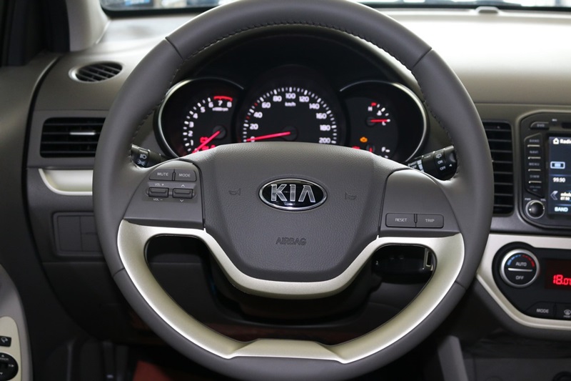 Đánh giá xe Kia Morning Si 2016: Vô lăng 2 chấu.