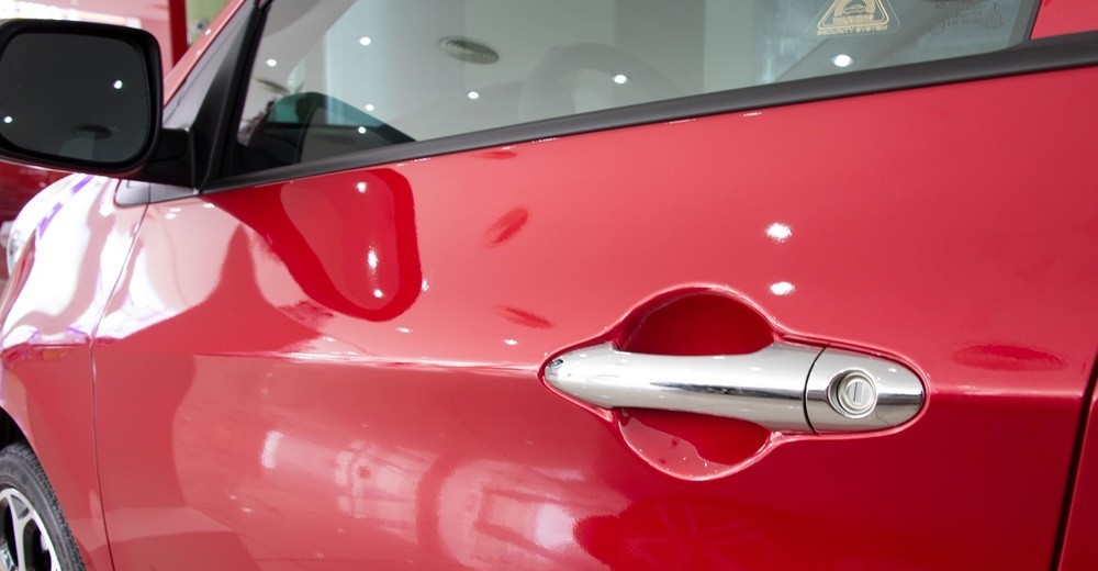 Đánh giá xe Kia Morning Si 2016: Tay nắm cửa mạ crom.