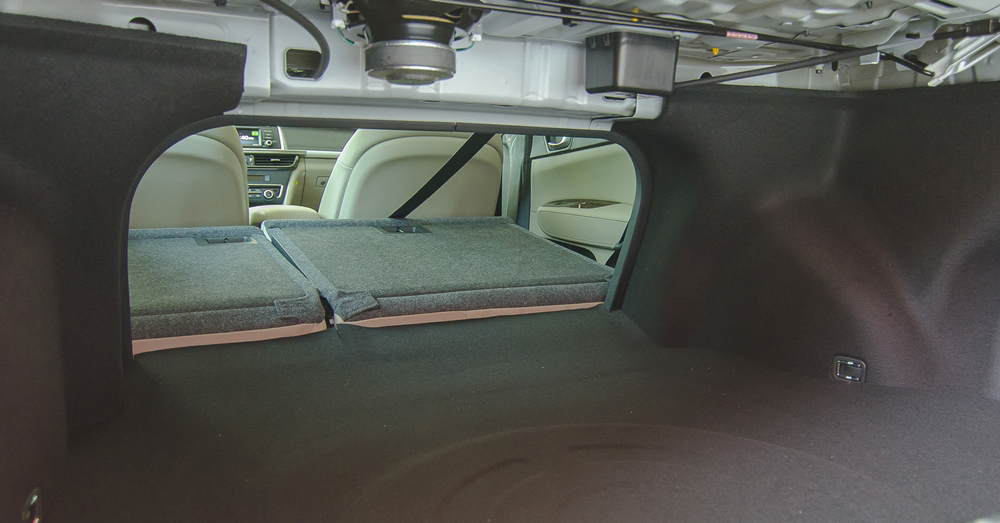 Đánh giá xe Kia Optima 2017: Dung tích khoang hành lý lớn.