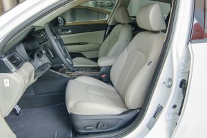 Đánh giá xe Kia Optima 2017: Hàng ghế trước.