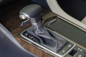 Đánh giá xe Kia Optima 2017: Cần gạt số trên xe.