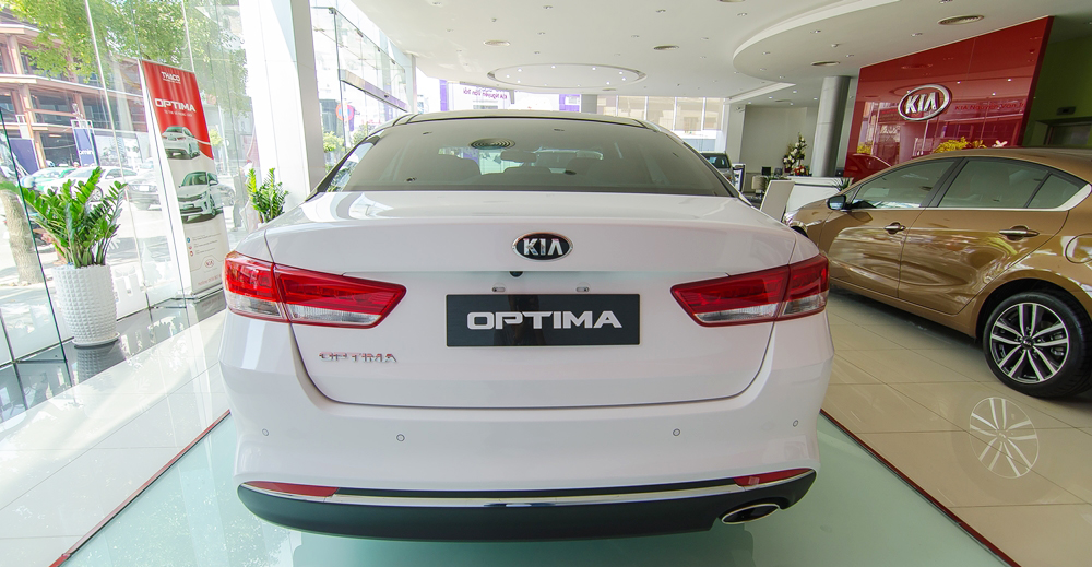 Đánh giá xe Kia Optima 2017: Đuôi xe có thiết kế khá đẹp mắt.