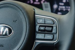 Đánh giá xe Kia Optima 2017: Vô lăng được tích hợp nhiều chức năng.