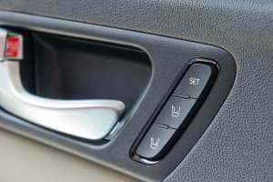 Đánh giá xe Kia Optima 2017: Mặt trong cửa ra vào.