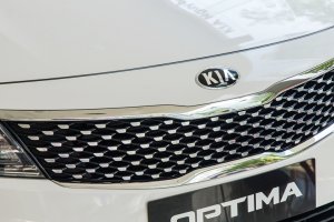 Đánh giá xe Kia Optima 2017: Lưới tản nhiệt mũi hổ đặc trưng.