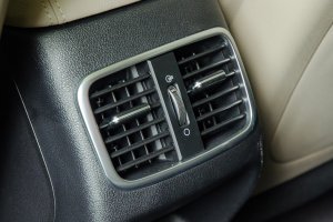 Đánh giá xe Kia Optima 2017: Điều hòa được trang bị trên xe.