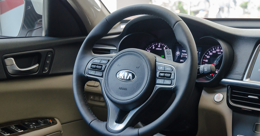 Đánh giá xe Kia Optima 2017: Vô lăng xe bọc da.