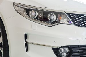 Đánh giá xe Kia Optima 2017: Xe được trang bị đèn pha HID-Xenon.