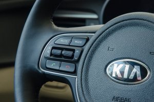 Đánh giá xe Kia Optima 2017: Vô lăng được tích hợp nhiều nút bấm.