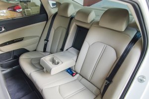 Đánh giá xe Kia Optima 2017: Hàng ghế phía sau.