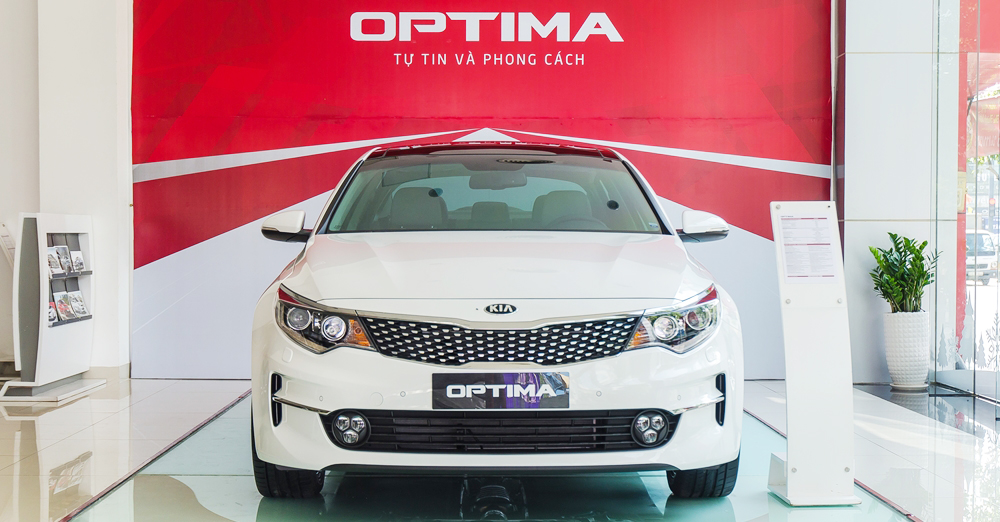 Đánh giá xe Kia Optima 2017: Thiết kế đầu xe khá hiện đại, trẻ trung.