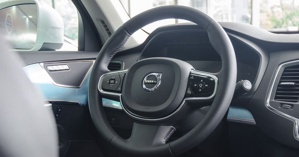Đánh giá xe Volvo XC90 2017 có vô lăng 3 chấu bọc da đậm chất tinh tế.