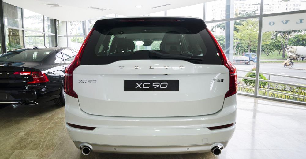Đánh giá Volvo XC90 2017 có đuôi xe mềm mại, nhiều đường cong hiện đại.