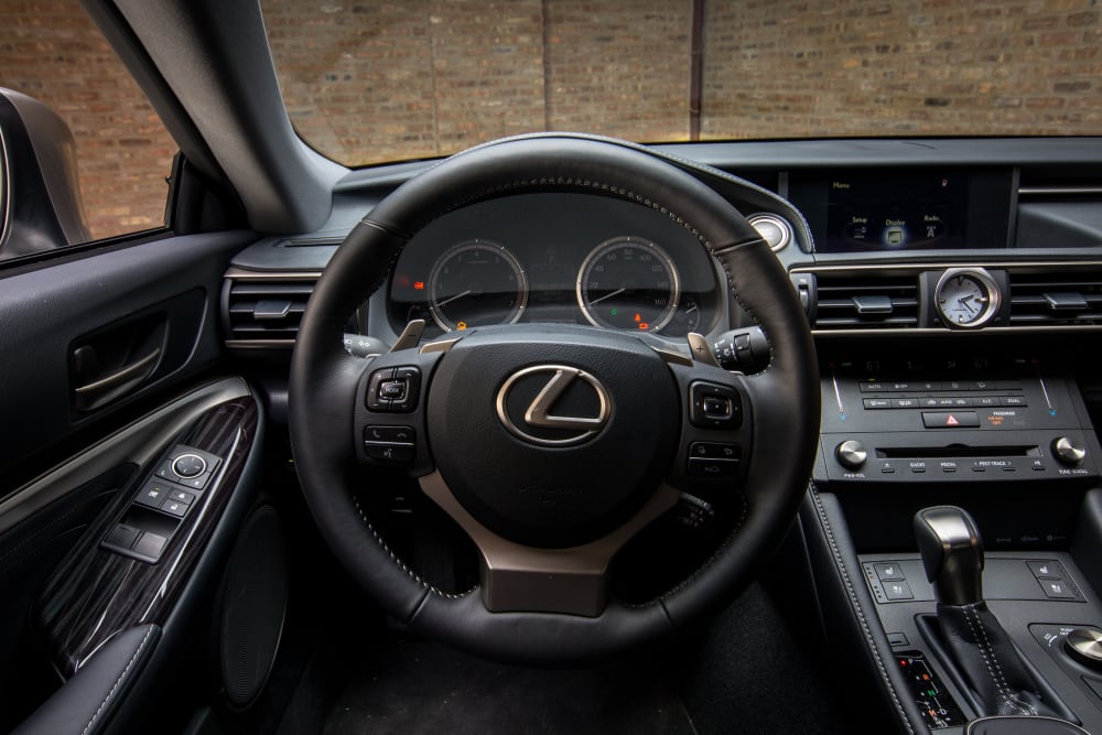 Đánh giá xe Lexus RC 2017: Vô-lăng thể thao tích hợp các nút điều khiển chức năng,