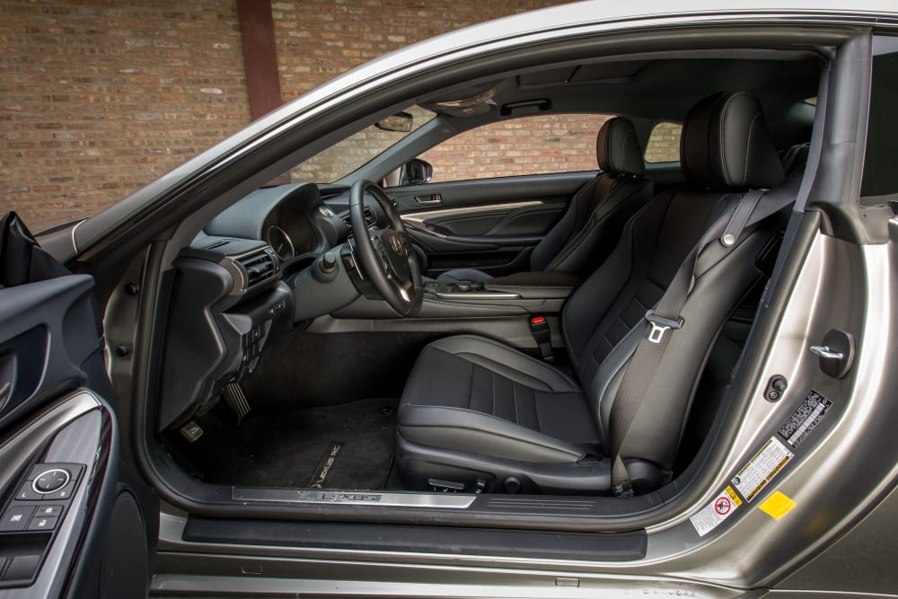 Đánh giá xe Lexus RC 2017: Hàng ghế trước tuyệt vời đi kèm nhiều chức năng hỗ trợ.